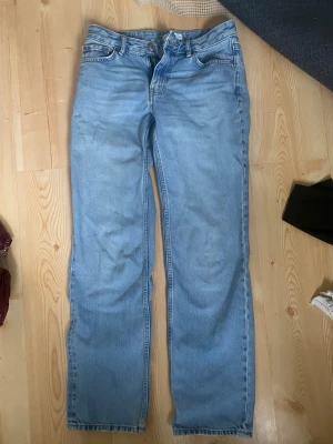 Low rise straight jeans - Använts en del, bild på ett hål (därför säljs dom billigare). Är från Gina tricot i storlek 36.