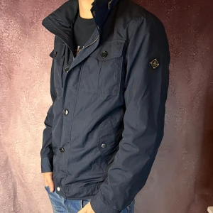 J.lindeberg fieldjacket bailey - Mycket fint skick | Size M (modellen är 187cm 73kg) | fraktar spårbart inom 24 timmar | för att köpa klicka ”köp nu” | vid frågor eller funderingar skriv en meddelande | följare får bättre rabatter