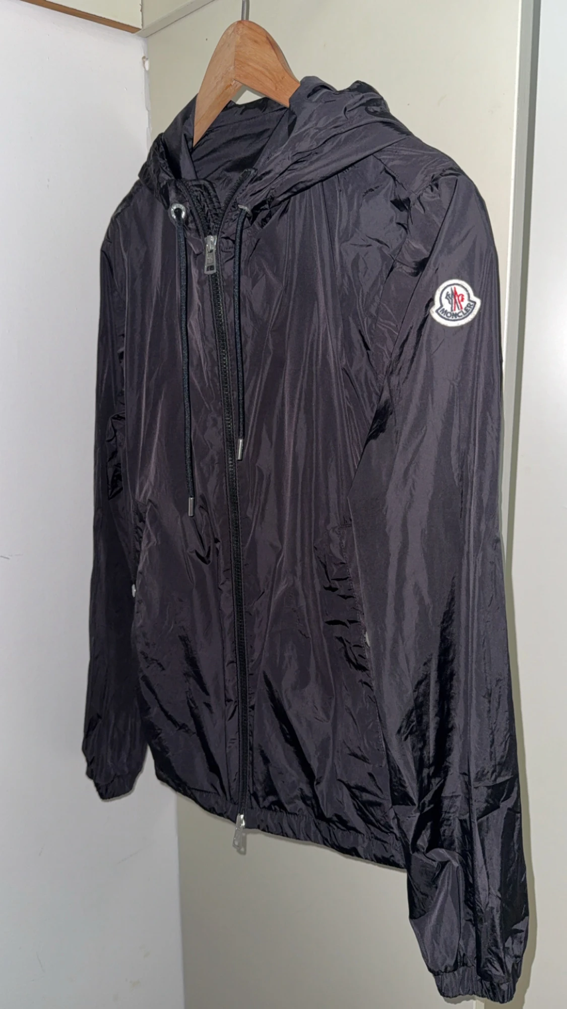 Svart Moncler vindjacka med huva - 1