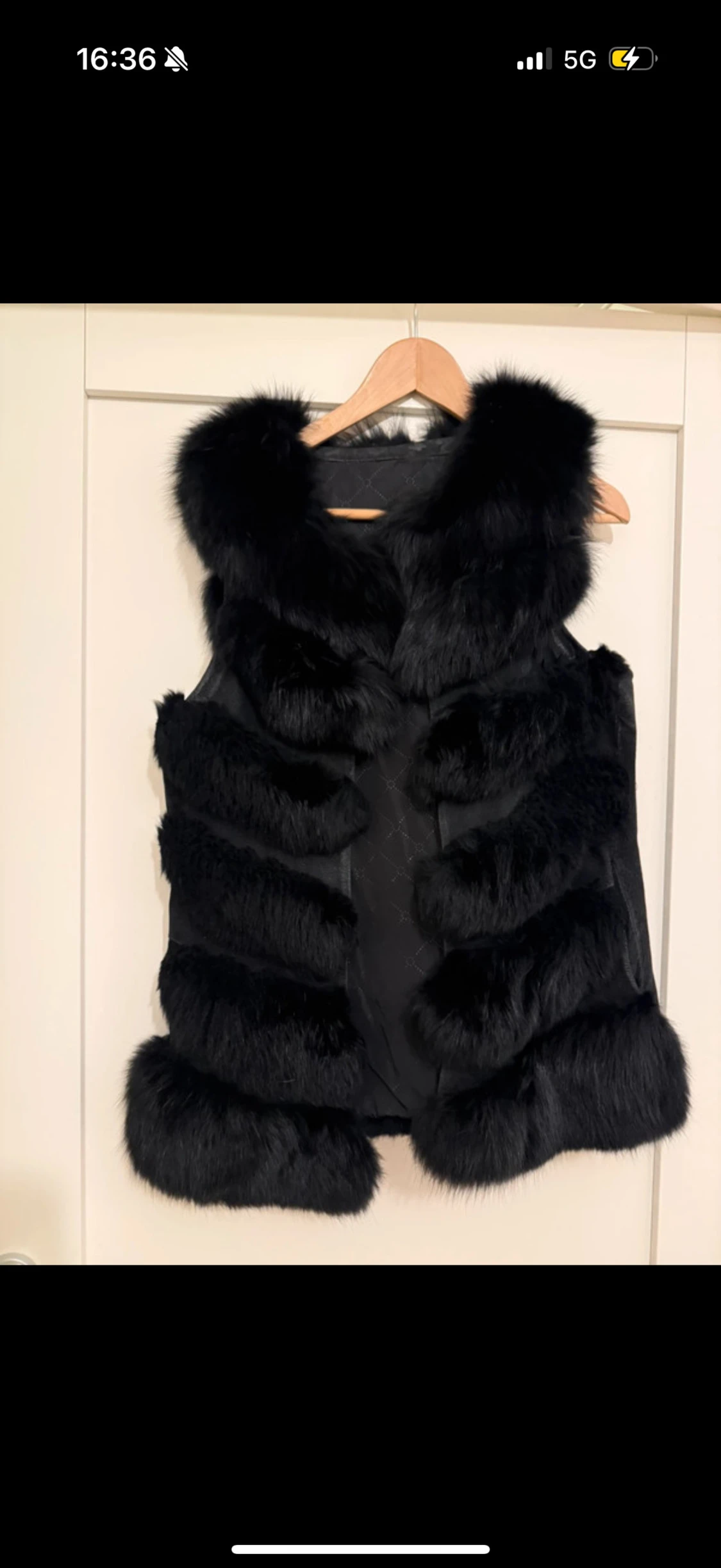 Svart fluffig pälsväst med fickor