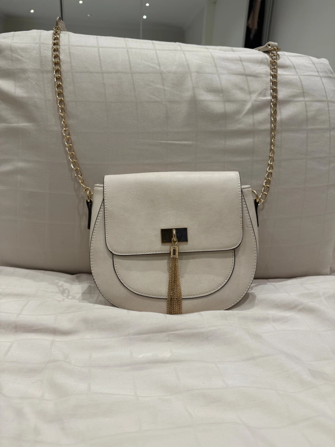 Vit axelväska med guldkedja från Call It Spring