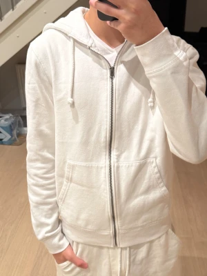 Pier one kofta - Pier one kofta perfekt för en enkel skol dag, eller en sommarkväll. I färg vit och storlek S, kan gå ner vid snabb affär.