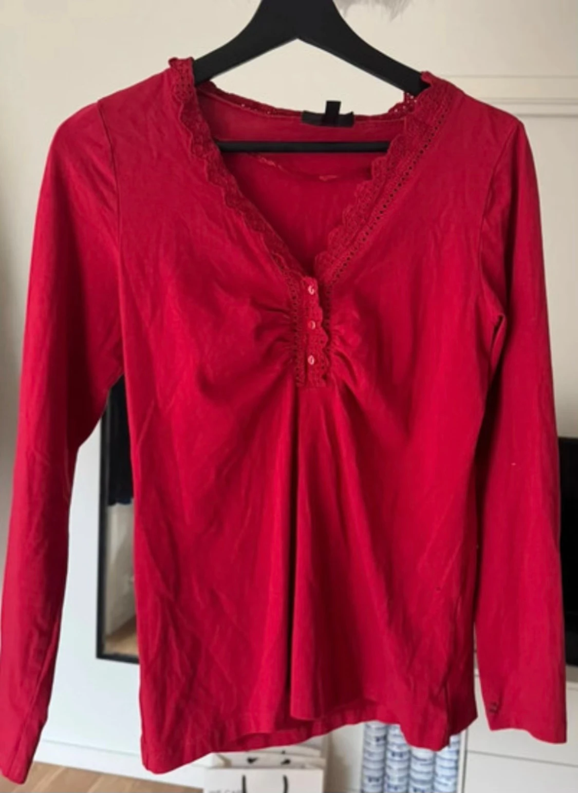 Röd blus med spets från KappAhl