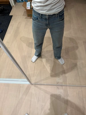 Levi's Loose Taper jeans - Säljer ett par Levi's Loose Taper jeans i ljusblå tvätt. Modellen har klassisk femficksdesign, normal midja och avsmalnande ben med loose passform. Jeansen är tillverkade i mjukt denim och har snygga slitningar för en chill vibe. Size 14A vilket skulle kunna motsvara 14år