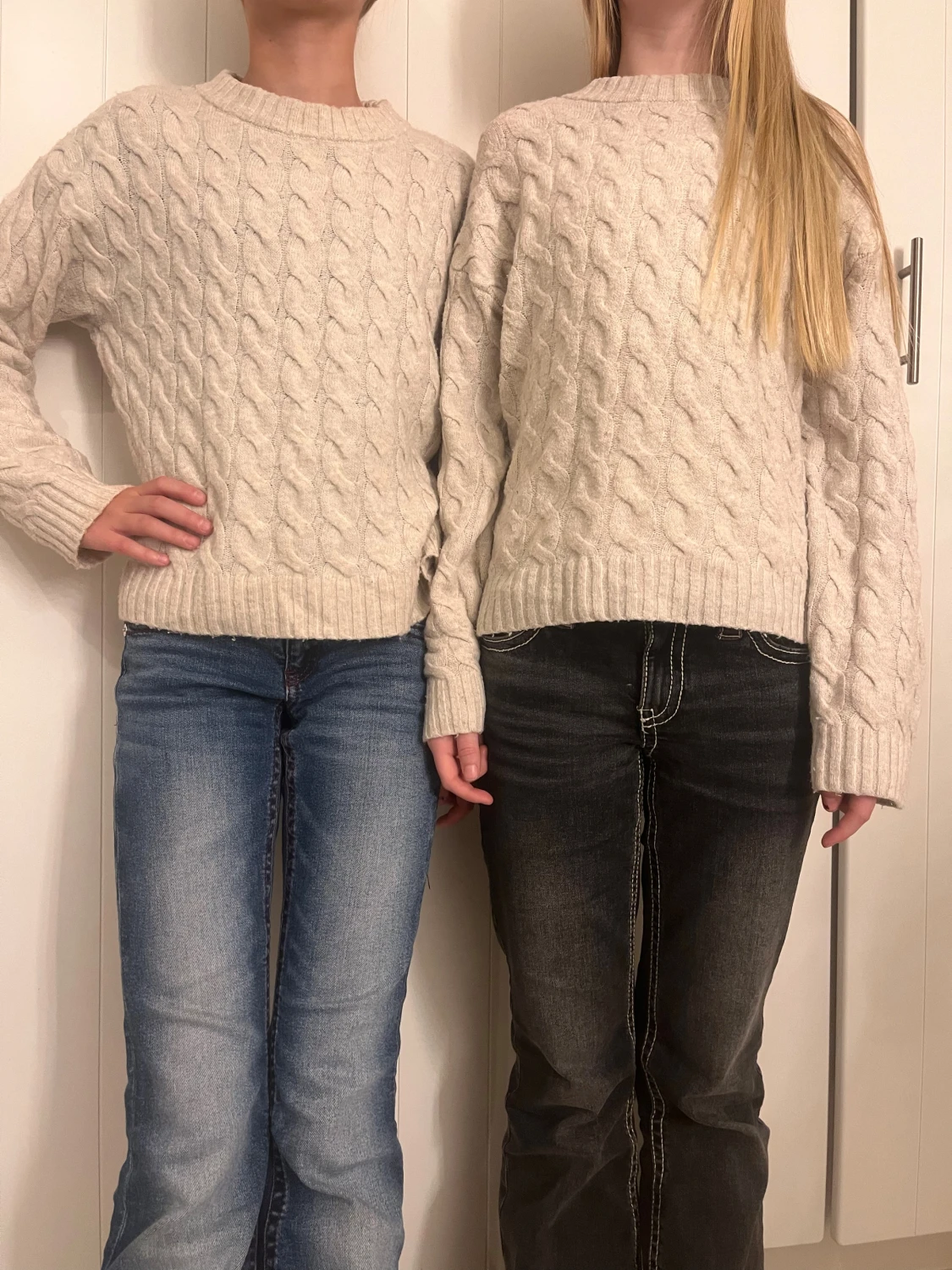 Beige kabelstickad tröja - 5