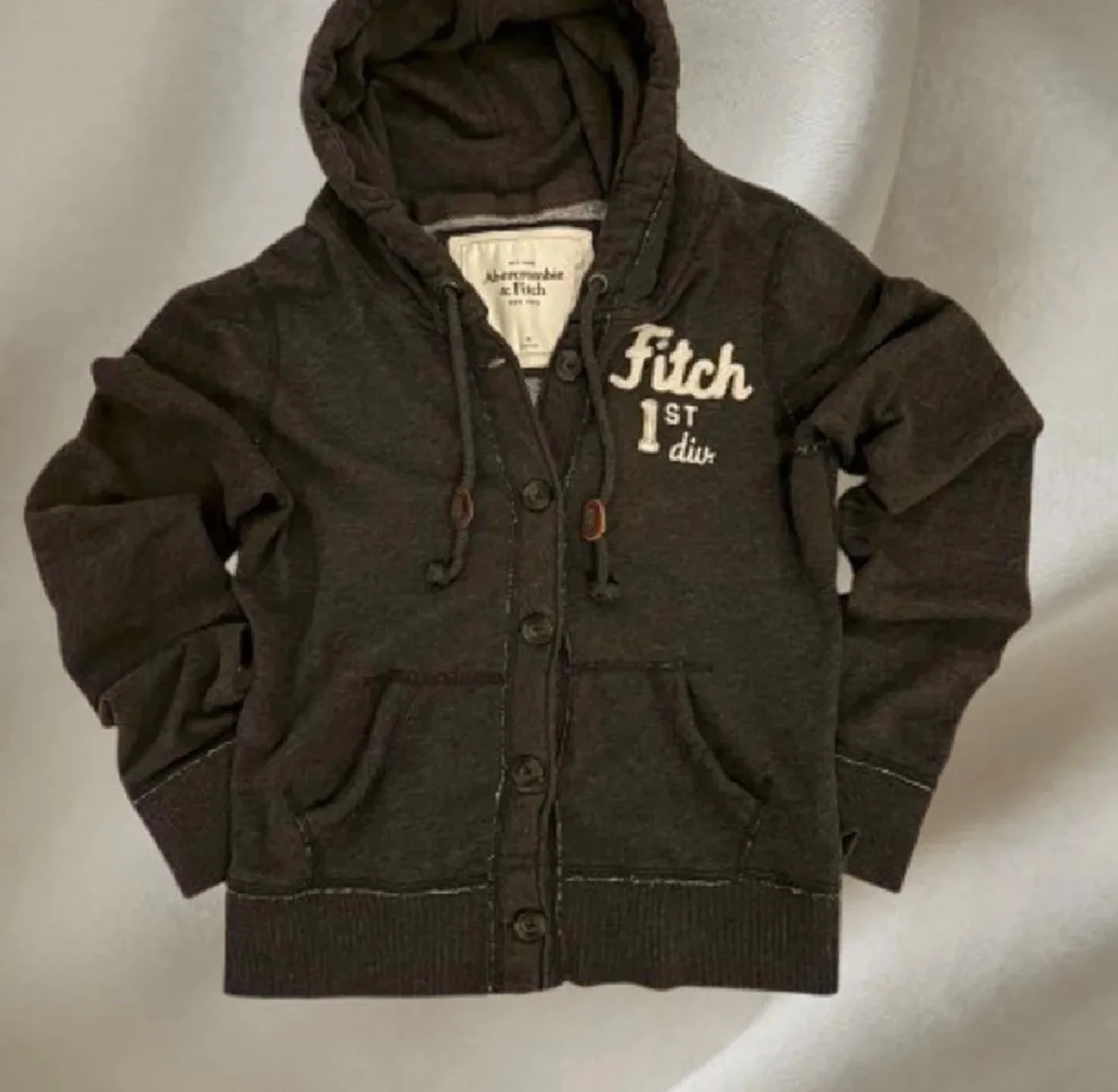 Mörkgrå hoodie från Abercrombie & Fitch