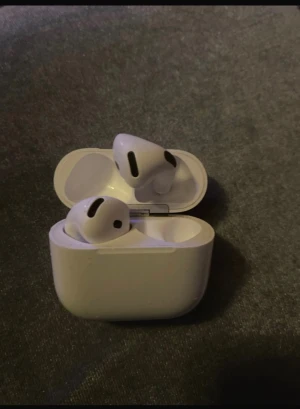 AirPods generation 4 - Säljer ett par AirPods Pro med laddningsetui. Hörlurarna är trådlösa och har aktiv brusreducering. Skicket är bra med mindre yttre slitage på etuiet, men fungerar utmärkt. Perfekt för musik, samtal och träning. Levereras med originalfodral. Äkta pris kan diskuteras
