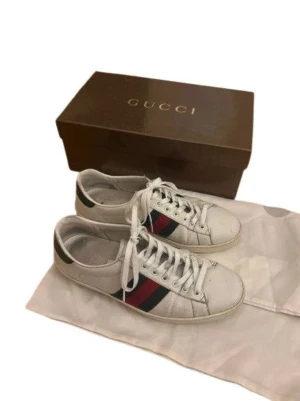 Gucci ace storlek 43 - Säljer ett par Gucci ace, Storlek:43, Skick:8/10, Pris:1999, Box medföljer+ 2 dustbags, kontakta mig vid frågor ‼️