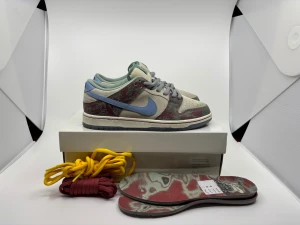 Nike SB Dunk Low Crenshaw Skate Club - Nike SB Dunk Low Crenshaw Skate Club sneakers med beige mocka, blå swoosh och grå snörning. Pris 1100, kan gå ned vi snabb affär. Storlek 40,5. Kvitto finns. Kommer med extra skosnören i gult och rött samt mönstrade innersulor.