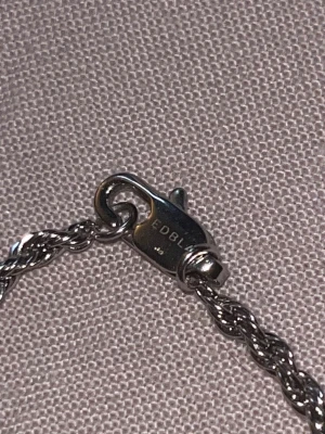 Silverfärgat halsband från Edblad - Säljer ett stilrent halsband från Edblad i silverfärg. Vet ej storlek men tror armband e L och halsband S 