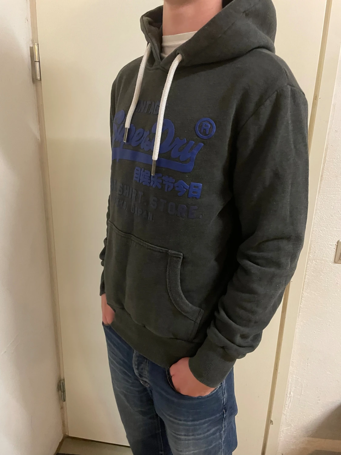 Mörkgrå Superdry hoodie med blått tryck - 1