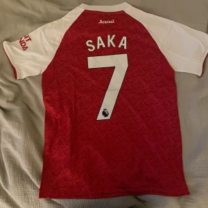 Arsenal - Saka tröja - Arsenals hemmatröja för 2025/26 med Bukayo Saka på ryggen⭐️🔴                                                             Helt nyskick med prislappen kvar                       Storlek: S