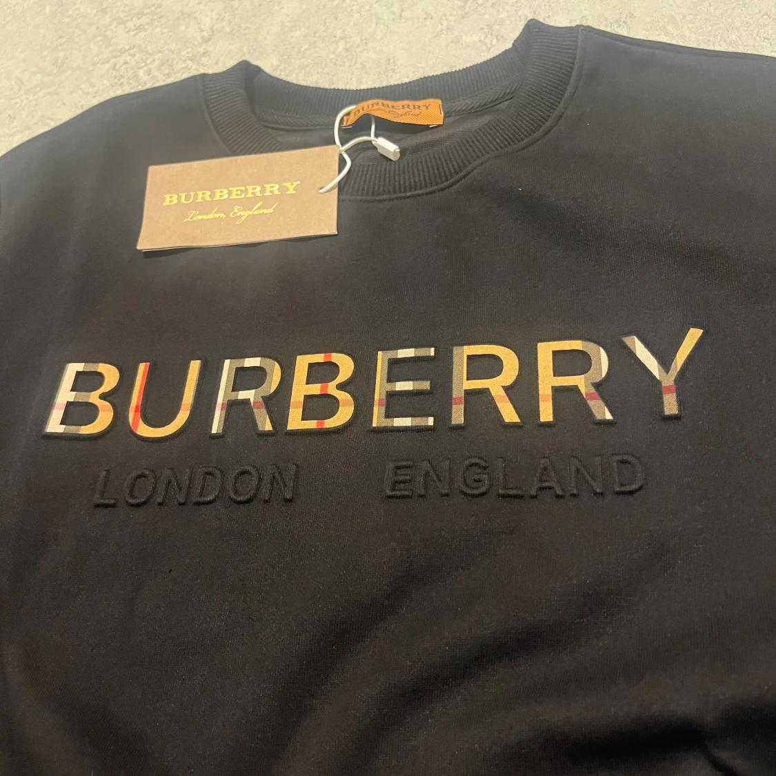 Svart Burberry sweatshirt med logga - 1