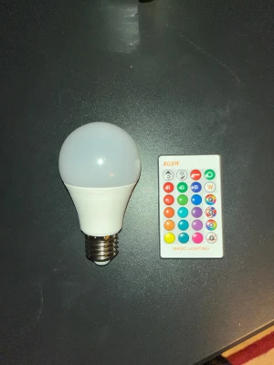 Magic Lighting RGBW LED-lampa med fjärrkontroll - Färgstark RGBW LED-lampa med medföljande fjärrkontroll. Välj mellan flera färger och ljuslägen för att skapa rätt stämning. Lampan är i fint skick, inga synliga skador eller slitage. Perfekt för dekorativ belysning i hemmet.