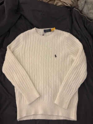 Stickad tröja från polo Ralph lauren  - Tja, säljer denna stilrena polo Ralph lauren tröja. Den är i mycket bra skick. Perfekt för kalla vinter dagar. Det är bara att höra av sig vid minsta lilla fundering 