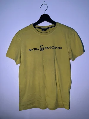 Sail racing T-shirt gul - Sail racing t-shirt gul i mycket bra skick, skriv pm vid intresse.