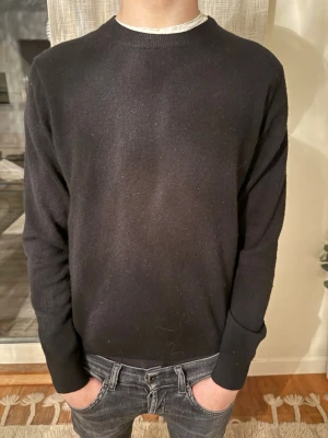 Uniqlo casmire tröja  - Tjabba! Säljer nu denna casmire törnan från uniqlo! Den är i storlek M men sitter som XS! Den är i ett bara skick 8/10! Om ni har några tankar eller funderingar så är det bara att höra av sig!😁