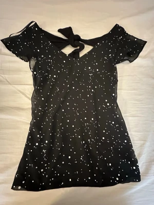 Svart topp med knyt och prickar - Svart topp med knyt och prickar