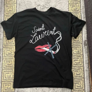 Saint Laurent T shirt - Nyskick, fraktar 24h inom köp. (Ej äkta) 100% bomull
