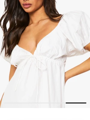 Studentklänning - Helt ny studentklänning från boohoo som är slutsåld💕 Bara testad en gång. Nypris 486kr. Justerbar knytning runt midjan och puffiga ärmar. Storlek 36, men skulle säga att den passar 38 bra också så den är puffig! Skickar såklart i orginalförpackning!