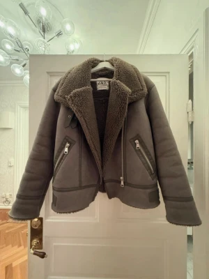 Mocka jacka  - Säljer nu den här mocka jackan därför jag tyckte den var för stor, köpte den på Vinted men den är lite för stor för mig så jag säljer den vidare. (Lånad bild)💞 