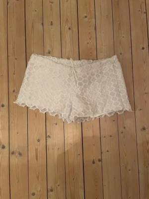 Vita shorts - Jättefina vita shorts mer knyte i midjan och ett extra tyg så att de inte ska vara genomskinliga. Jag har sytt dem själv men skulle säga att de passar XS-M beroende på hur hårt man knyter dem