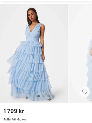 Ljusblå volangklänning i tyll - Hej! Säljer min jättefina balklänning. Endast använd en gång men är smutsig längst ner så behöver tvättas/kemtvättas💞Färgen finns inte längre på hemsidan så går inte att få tag på just denna klänning