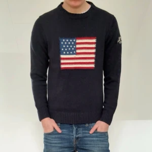 Gant USA tröja mörkblå - Säljer en sjukt fet tröja från Gant i färgen mörkblå med USA flaggan. Tröjan är i bra skick då den har varit väl omhändertagen och är i S och sitter även som S. Hör gärna av er vid frågor elr funderingar!!