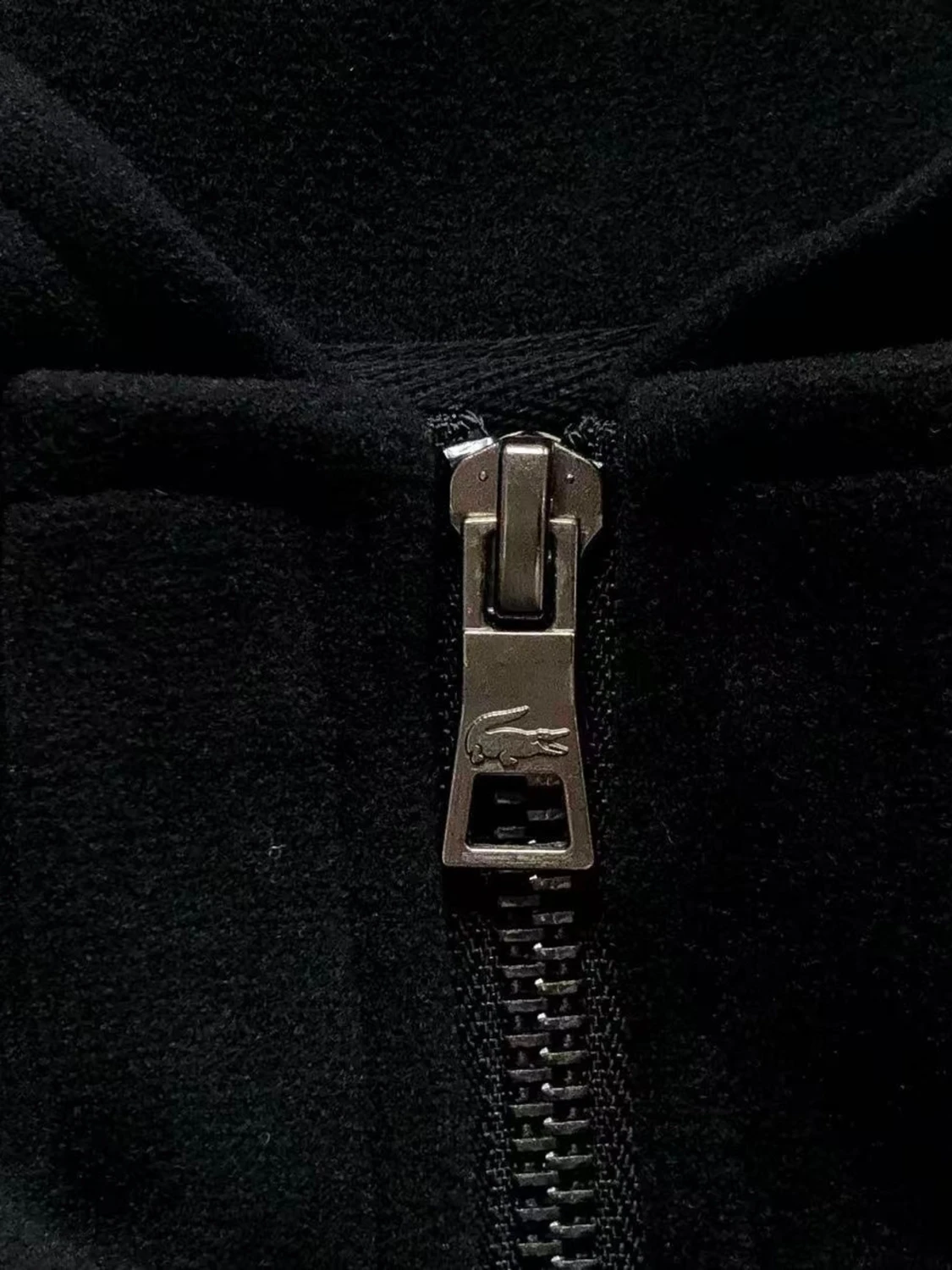 Svart zip-kofta från Lacoste - 2