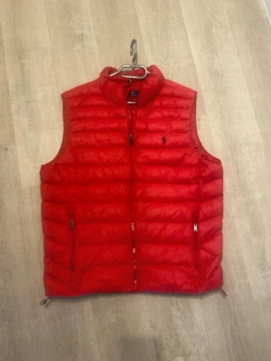 Ralph lauren väst - Skit snygg och stilren Ralph lauren väst som passar perfekt nu inför våren. Är i bra skick med minimala täcken på användning, Storlek M. Tveka inte att höra av er med frågor och funderingar och kolla gärna in mina andra annonser så kan vi säkert fixa ett sjysst paketpris🤩🤩🤩