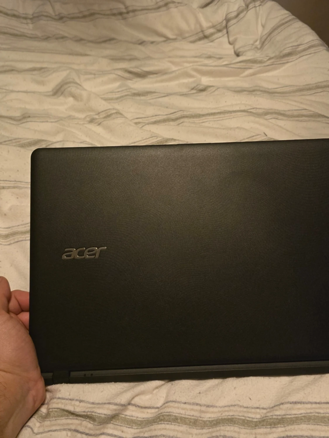 Svart Acer laptop med stilren design - 1