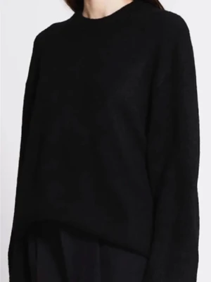 Svart stickad tröja med rund hals - En klassisk svart stickad tröja med rund hals och långa ärmar. Tröjan har en avslappnad passform och är perfekt för lager-på-lager. Enkel och stilren design som passar till det mesta.