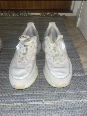 Beige Adidas sneakers med snörning och reflex - Snygga beige sneakers från Adidas, navända men i fint skick. Strl 38