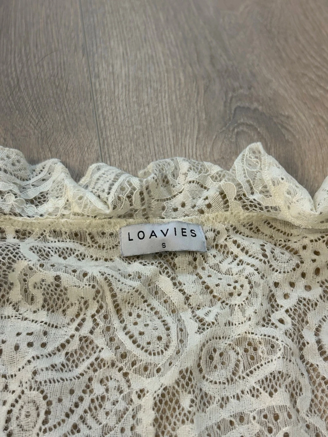 Krämvit spetsblus med volang - 4