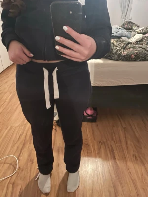 Mörkblåa russemerch byxor - Mörkblåa russemerch mjukisbyxor med bred vit snörning i midjan. Byxorna har en avslappnad passform och är perfekta för chill dagar. Mjukt material och elastisk midja för extra komfort. Jag köpte fel modell, det blev unisex istället för tjejmodell så därför säljer jag! Dom är helt oanvända!! 