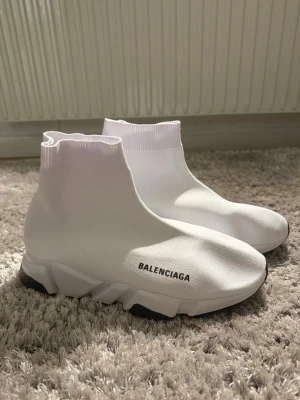 Vita strumpskor - Skriv meddelande för mer information 