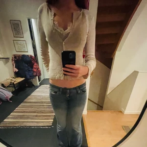 🤍Viral Zara tröja/ kofta🤍 - Säljer den populära Zara koftan med spets, eftersom att den inte riktigt kommer till användning. Den är slutsåld över allt och går knappt att få tag i därav priset. Hör gärna av er om ni har några frågor eller bud💕