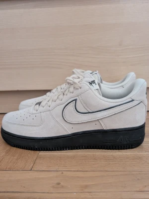 NikeAir Force 1 '07 LV8 - NikeAir Force 1 '07 LV8. Helt nya oanvända i originalförpackning. Storlek 41.