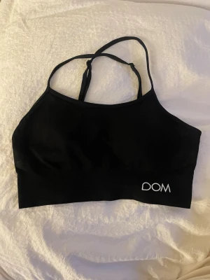 Svart sport-bh från DOM - Fin sport bh från DOM i bra skick! Den har vadderade kupor och är i storlek M. Hör gärna av dig vid frågor eller likande 🩷