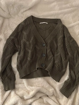 only mörkgrön stickad kofta  - mörkgrön tjockt stickad kofta från only i stl S💞super fin!