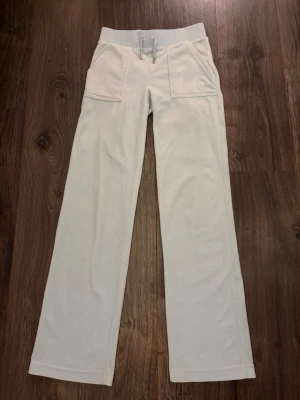 Ljusblå juicy couture  -  Ljusblå mjukisbyxor från juicy couture. Använt fåtal gånger.