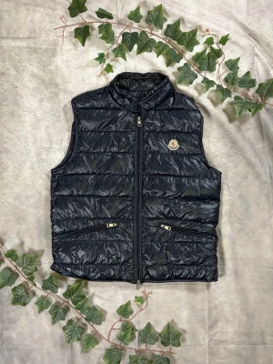Moncler Gui Down Vest – Navy – Strl 3 - "|Färg: Navy/mörkblå | Modell: Gui, dunväst | Storlek: 3 (M), normal passform | Skick: Grade A, 10/10 | Hör av dig ifall du har funderingar!"