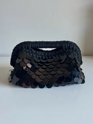 INTRESSEKOLL - INTRESSEKOLL på handgjord(virkadk) clutch bag. Skriv till mig om ni hade varit intresserade och gärna vilken/vilka färger! (Kommer kosta lite olika beroende på storlek/olika färger/tillägg som paljetter osv, men mellan 200-350kr skulle jag gissa på)