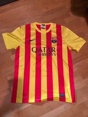 Barcelona tröja 13/14 säsong storlek M - Säljer en FC Barcelona matchtröja från 13/14 säsongen med Messi 10 på ryggen. Storlek M. Fraktar samma dag eller dagen efter