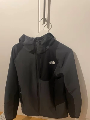 North face skaljacka storlek M - Säljer då jag ej har användning för den , den är i extremt bra skick använd fåtal gånger. Priset går att diskutera. Storlek M