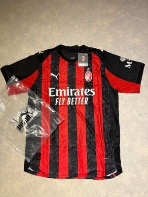 AC Milan hemmatröja - AC Milan’s hemma tröja 25/26 sjukt snygg och stilig, hör av er vid fler frågor🤝