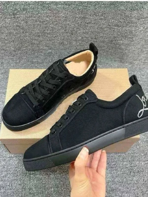 Svarta sneakers med röd sula - Stilrena svarta sneakers med röd sula och snörning. Skorna har en diskret logga broderad i vitt på hälen och är tillverkade i mocka för en lyxig känsla. Perfekta för dig som gillar minimalistisk design med exklusiv touch. Storlek 41,5 helt nya!! 