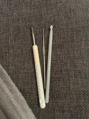 Tre virknålar i olika storlekar - Säljer ett set med tre virknålar. Passar både till tjockt och tunt garn. Typ aldrig använt dem