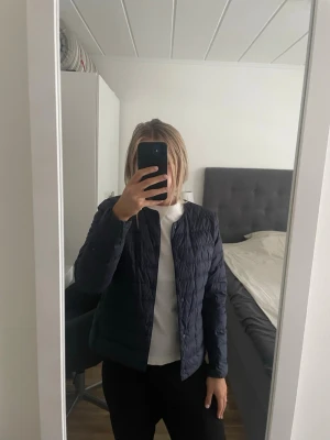 Vårjacka från Uniqlo - Jättefin vårjacka från Uniqlo i marinblå! Kommer tyvärr inte till användning längre. 