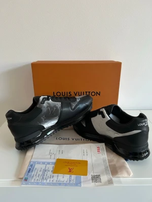 Skor med hologram - Snygga skor i svart med hologram altså skorna ändrar lite beroende på ljus 